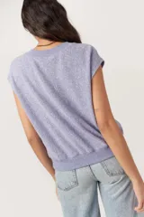 Chaleco de punto color lila con cuello en V, detalles acanalados y hombros caídos.