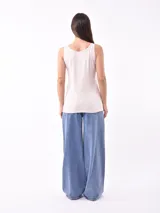 Musculosa de algodón color azul marino con breteles finos y escote redondo.