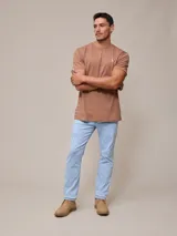 Remera azul marino de algodón con cuello redondo y logo bordado en el pecho.