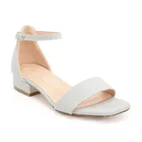 Sandalias plateadas con pulsera al tobillo y taco bajo cuadrado.