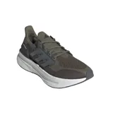 Championes de running Adidas Ultraboost 5, color verde oliva con detalles en gris y suela blanca.