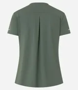 Remera deportiva color verde esmeralda, de cuello redondo y manga corta. Presenta detalle reflectante en la manga y pliegue en la espalda.