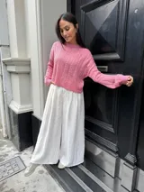 Sweater tejido de punto color rosa con diseño de ochos.