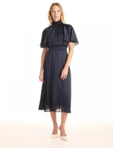 Vestido midi plisado color beige, marca Julia Jordan. Cuello alto con punto smock, mangas amplias tipo mariposa y cintura elastizada con punto smock. Espalda con botones y abertura central. Forro interno a tono.