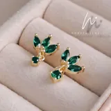 Aros de plata esterlina con baño de oro, adornados con circonitas verdes en diseño de pétalo.