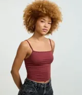 Top cropped de tirantes finos, escote cuadrado y corte ajustado, color rojo oscuro.