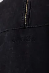 Buzo negro de frisa 100% algodón con medio cierre y bordado al tono. Tiene un lavado snow que le da un look gastado.