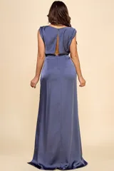 Vestido largo de fiesta color azul grisáceo, de satén, con un solo hombro y abertura lateral en la falda.