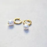 Aros de plata 925 bañada en oro 18k, con zirconias y dije de perla de río, con opción de uso como aro simple o con perla.
