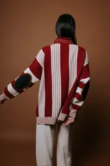Buzo oversized de rayas con coderas, cuello de medio cierre y costuras a mano, color mostaza.
