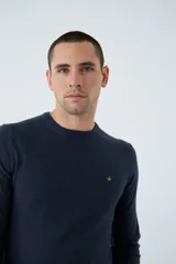 Sweater de algodón con cashmere color beige, de corte clásico, con cuello redondo a la base, puños y dobladillo acanalados y logo bordado en el pecho.