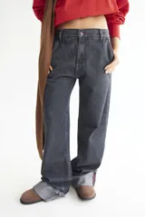 Pantalón de jean azul oscuro, de corte baggy y tiro bajo, con pespuntes a contratono color verde lima y logo bordado en el bolsillo trasero. Confeccionado en denim 100% algodón.