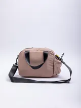 Cartera conservadora de temperatura con interior forrado, bolsillo exterior con cierre y bolsillo lateral para botella, incluye asas fijas y correa desmontable.