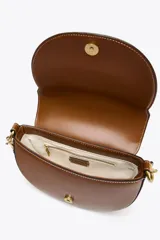Bolso de hombro ovalado negro con asa de doble tira redonda con detalles metalizados dorados. Cierre imantado y asa de bandolera extraíble con tejido a contraste. Bolso interior con cierre mediante cremallera metálica.