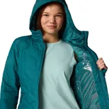 Campera puffer color salmón con capucha, cierre frontal y bolsillos laterales con cierre. Cuenta con tecnología termorreflectante Omni-Heat™ y puños con orificios para los pulgares.