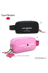 Neceser negro con correa ajustable, cierre superior y estampado frontal con el logo de la marca Las Oreiro y la frase "Follow your heart".
