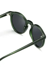 Gafas de sol Eco Shades Fontana con montura redonda gris y lentes verdes. Fabricadas con acetato biodegradable y lentes de PMMA reciclado.