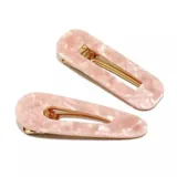 Set de dos broches para el pelo tipo hebilla, con diseño rectangular redondeado y acabado marmolado en tonos rosados.