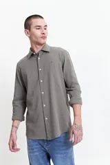 Camisa de manga larga lisa color gris con textura y logo bordado.
