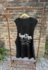 Musculosa sin mangas color negro con efecto gastado (acid wash) y un pequeño estampado frontal de una figura humanoide con sombrero de hongo.