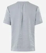 Blusa plateada de mangas cortas con cuello redondo pespuntado, botón en la espalda y superficie metalizada.