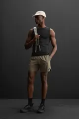 Musculosa deportiva negra de tejido elástico compresivo con cuello redondo y sisa ancha.