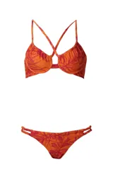 Bikini de dos piezas con estampado de hojas tropicales en tonos naranja y rojo. El corpiño es tipo top con breteles finos cruzados en la espalda. La bombacha es de corte clásico con tiras laterales dobles.