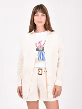 Camisa de manga larga color verde oliva, con cuello camisero y bolsillo frontal.