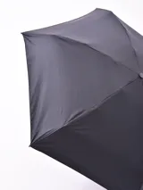 Paraguas plegable color negro con estuche impermeable.
