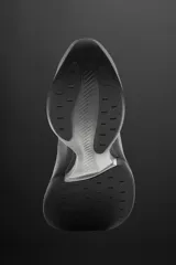 Zapatilla deportiva para correr largas distancias, color gris y negro, con parte superior de tejido de punto transpirable y suela de TPE-A. Cuenta con placa de carbono interna, plantilla interior OrthoLite®, stack de 39 mm y drop de 8 mm. Marca Zara Athleticz.
