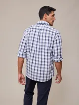 Camisa de manga larga con estampado a cuadros azul y blanco, confeccionada en algodón con efecto peach y bolsillo en el pecho.