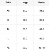 Top blanco con breteles finos y escote en V, con bordado de flores en relieve.