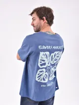Remera color beige con estampado pequeño en el pecho.