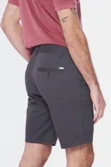 Bermuda de gabardina azul marino, corte recto, con bolsillos laterales y traseros.