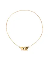 Collar dorado con dije de mosquetón entrelazado.