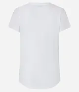 Remera deportiva blanca de microfibra texturizada, con cuello redondo, mangas cortas y estampa lateral de ondas en azul y fucsia.