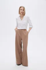 Pantalón negro de corte ancho y tiro alto, confeccionado en viscosa.