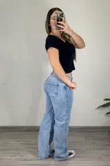 Pantalón de jean celeste de tiro bajo y corte recto.