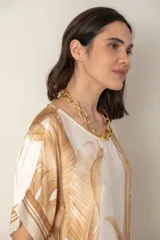 Blusa italiana color natural con estampado de hojas en tonos azules. De calce holgado y talle único.
