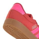 Championes Adidas VL Court 3.0 color rojo con detalles en rosa y suela marrón.