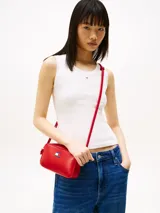 Bandolera roja de Tommy Jeans con logo rectangular de la marca en el centro.