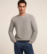 Suéter de punto gris claro con textura acanalada horizontal, cuello redondo y mangas largas con puños ajustados.