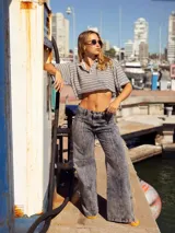 Camisa corta a rayas horizontales en tonos grises, con cuello clásico y mangas cortas.