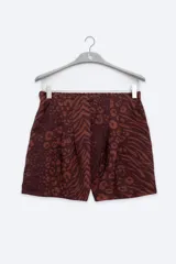 Shorts de tiro alto color chocolate con estampado animal print de leopardo y cebra.