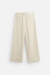 Pantalón largo color beige confeccionado en pana de algodón, de corte wide fit, con bolsillos frontales y traseros.