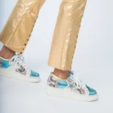 Zapatillas bajas de cuero con paneles en verde, dorado y plateado. Aplique de estrella rosada en el lateral y cordones blancos.