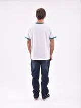 Remera blanca de manga corta con cuello redondo y ribete verde en cuello y mangas. Estampado frontal con texto "Court Classics" y diseño de pelotas de tenis.