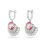 Aros colgantes con forma de caracola, adornados con cristales transparentes y un cristal central rosa. Los aros y la estructura son de rodio.