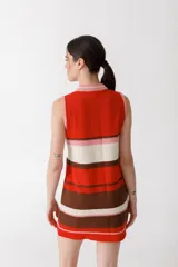 Vestido corto de punto con rayas horizontales en color rojo, marrón, beige y rosa. Tiene cuello alto con cierre de cremallera dorada y diseño sin mangas.