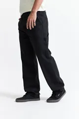 Pantalón jean celeste de corte carpenter, tiro medio, con presillas para cinturón y bolsillos laterales.